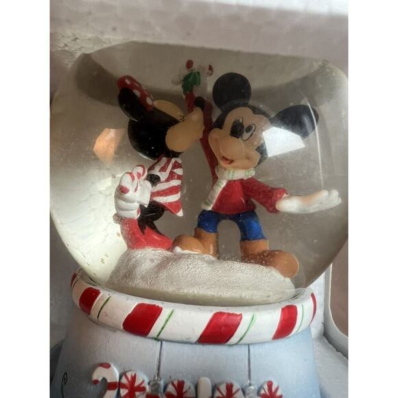 Disney Store Minnie Kissing Mickey Christmas 2010 4.5" Tall Snow Globe - Picture 3 of 7